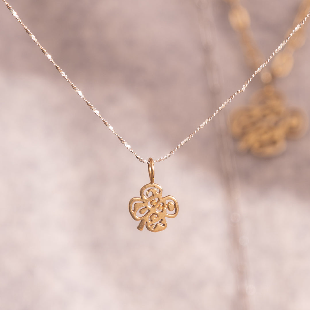 Dije Good Luck en Oro Pequeño